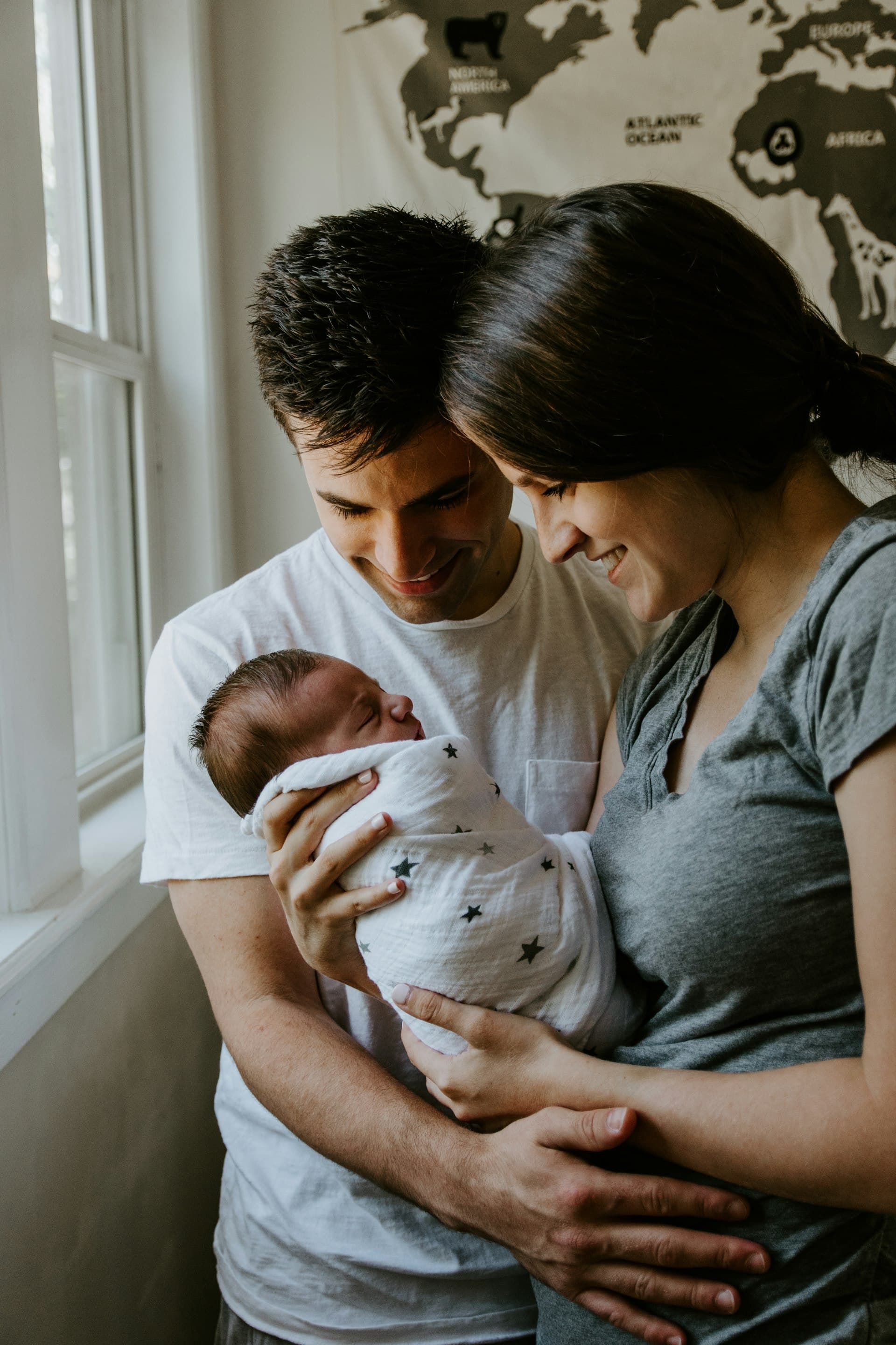 Golden Visa ile Avrupa'da yeni bir yaşama başlayan mutlu aile